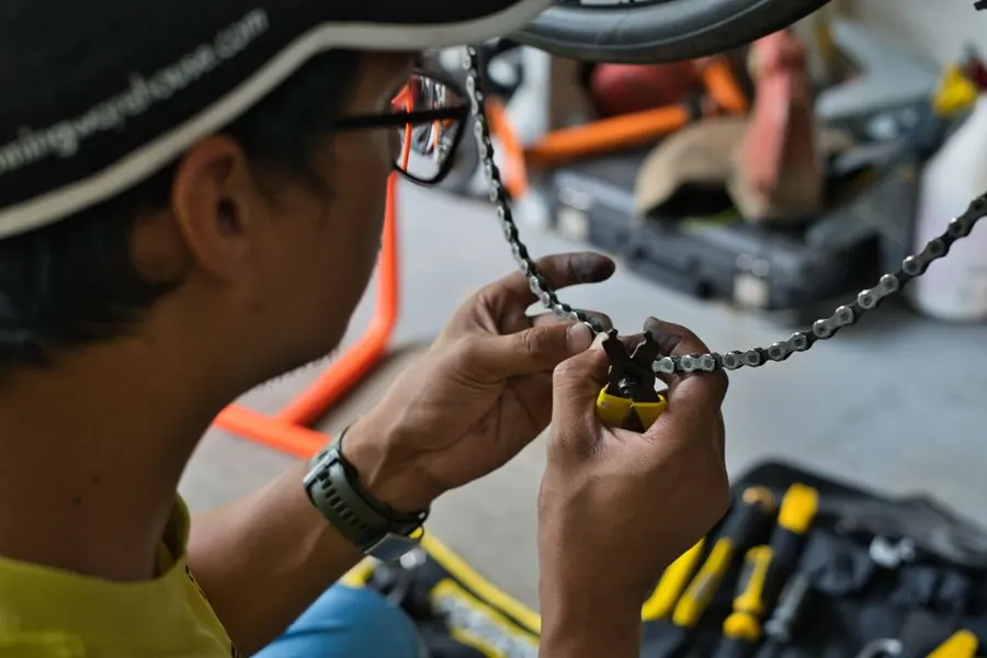 Las manos de un mecánico usando una llave sobre un motor