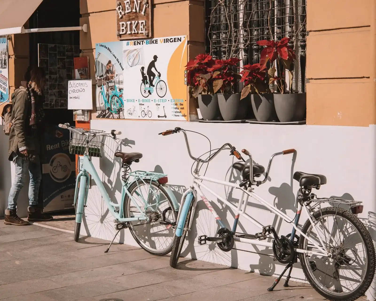 Bicicletas estacionadas frente a una tienda de alquiler