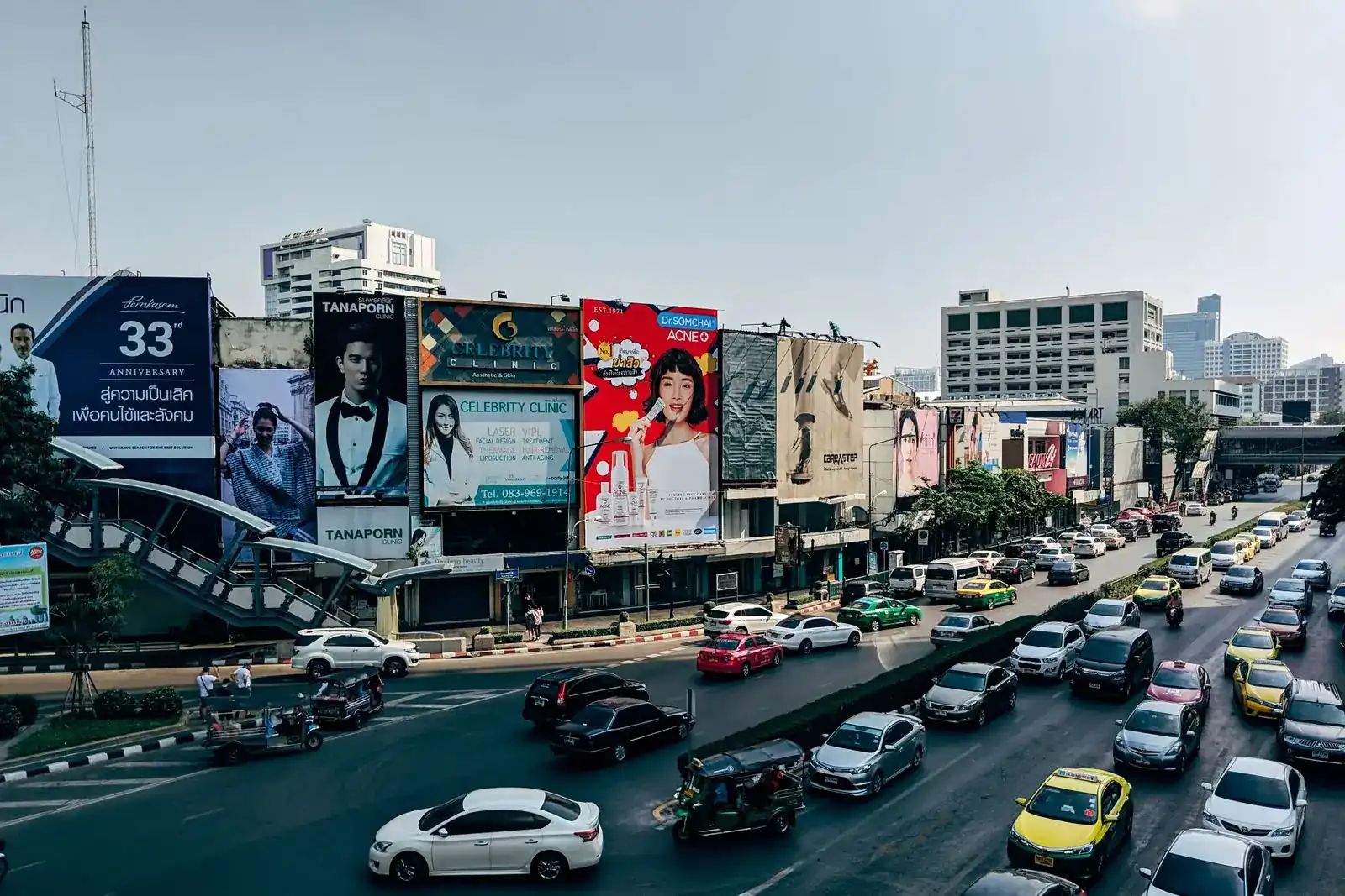 Vallas publicitarias sobre una calle concurrida de la ciudad