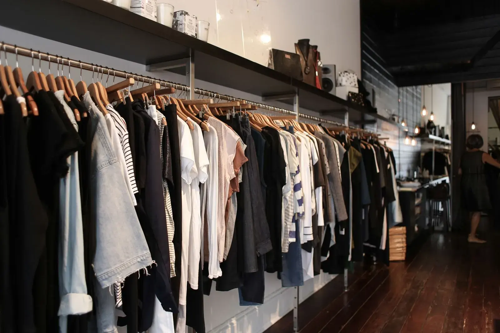 Ropa colgada en un perchero de una tienda de ropa