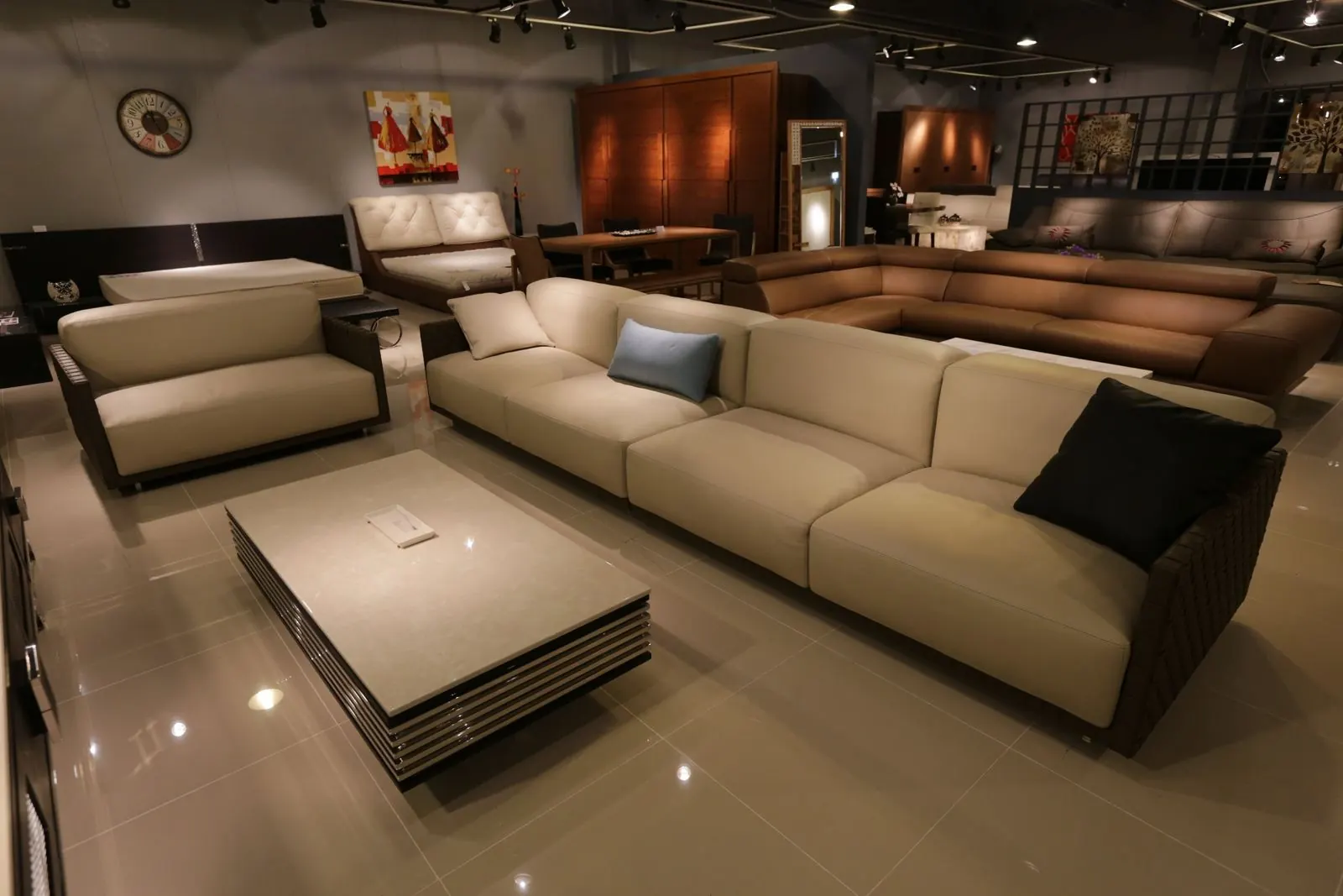 Un sofá beige en una sala de exhibición de muebles