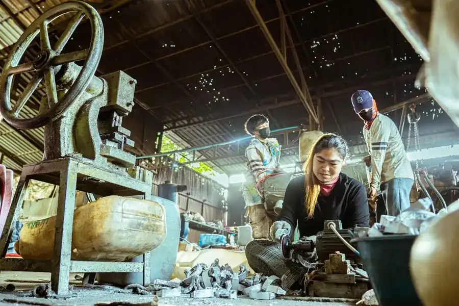 Trabajadores operando maquinaria en un taller metalmecánico