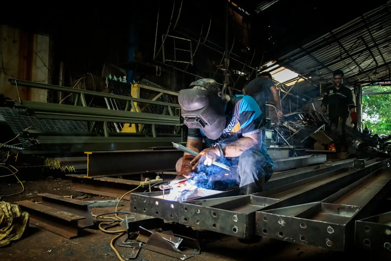 Un soldador trabajando en un taller metalmecánico