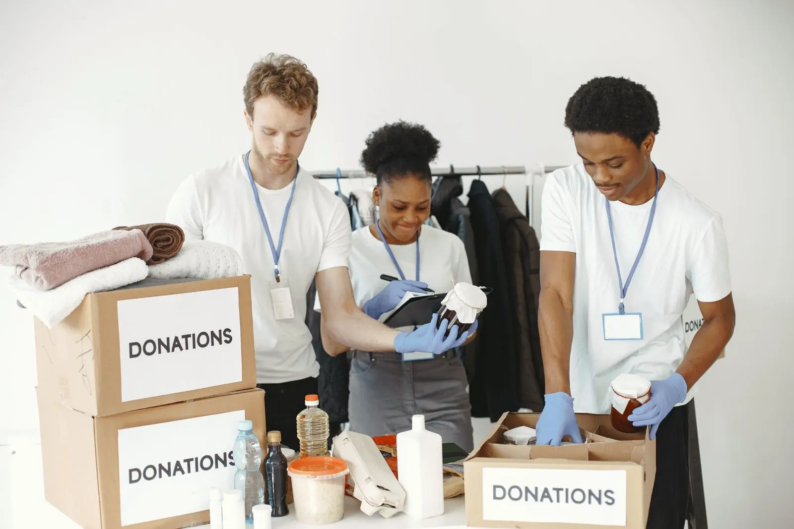 Voluntarios organizando cajas de donaciones